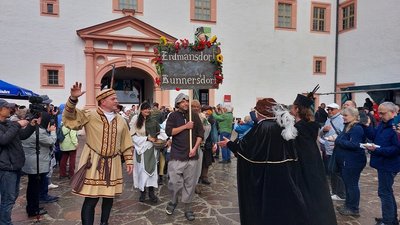 Der Dorfschulze Schmidt aus Erdmannsdorf begrüßt bei Ankunft die Gesellschaft im Schloßhof.