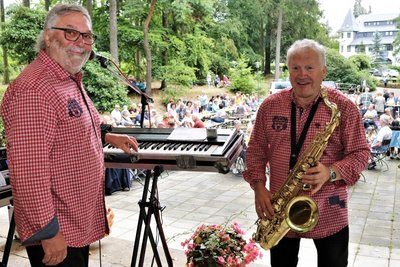 Die Breitenauer Musikanten Peter Weiß (l.) und Roberto Grießbach haben beim Frühschoppen auf der Waldbühne Augustusburg für beste Unterhaltung gesorgt.