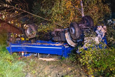 Auf dem Weg zum Einsatz in Arras ist ein THW-Helfer bei einem Unfall mit seinem Lkw verletzt worden.
