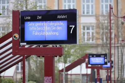 Im Erzgebirge hat am Mittwoch ein Streik im Busverkehr begonnen, der 72 Stunden dauern soll. Hier ein Bild vom Auer Postplatz.