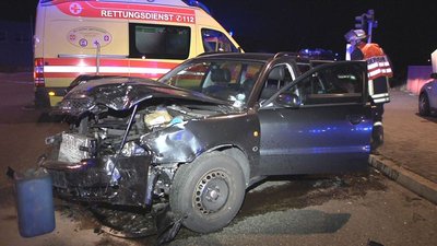 Bei einem Verkehrsunfall in Glauchau sind am Sonntagabend sechs Menschen verletzt worden. 