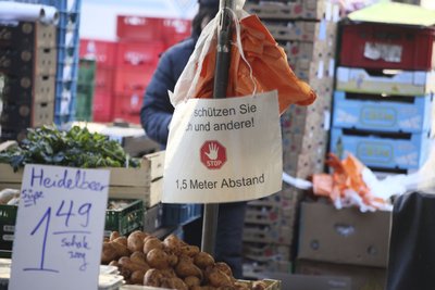 Sicher einkaufen: Ein Schild am Gemüsestand bittet die Besucher, Abstand zu halten. 