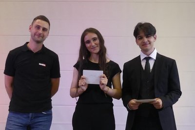 Zwei, die sich alles hart erarbeitet haben - auch den Respekt von Laudator Philip Georgi von Kobra Lengenfeld: Elita Gashi und Mario Stoica.