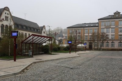 Der Auer Postplatz, wo sonst reger Betrieb herrscht, war am Mittwochmorgen verwaist.