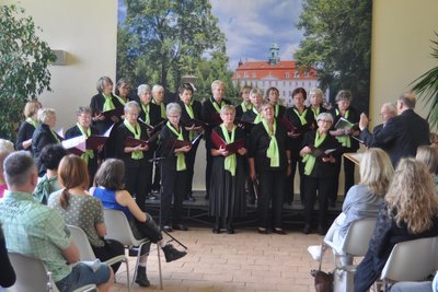 Schüler und Lehrer der Musikschule Mittelsachsen - hier der Gemischte Chor - gestalten ein Frühlingskonzert in Lichtenwalde.