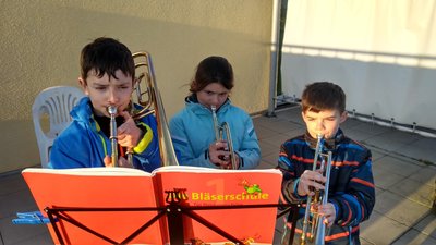 Elias, Laura und Joel spielen für ihre weit entfernte Oma Margitta in Grünbach das Lied "Der Mond ist aufgegangen". Wegen der Pandemie können sie sich nicht besuchen.