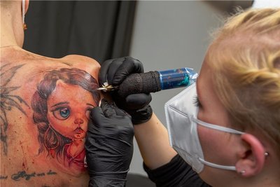 Kundin Antje lässt sich von Tätowiererin Mariami aus dem Plauener Studio "Fine Line Tattoo" eine Manga-Figur mit blauen Augen stechen. Blaue Augen könnten bald tabu sein.