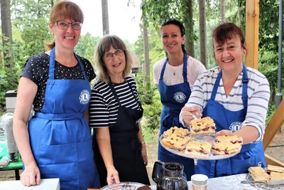 Wer kann bei diesen süßen Versuchungen schon widerstehen ? Margit Lindner, Gabi Kaiser, Laura Pabst und Katrin Kablau (v.l.) boten hausgebackenen Kuchen und Muffins an. Foto: Knut Berger