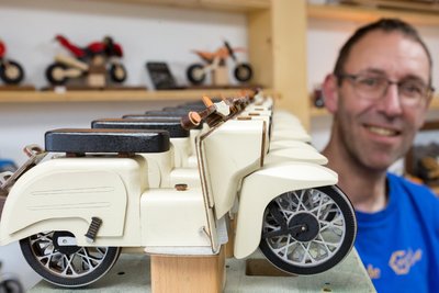 Gerd Hofmann hat 2023 eine alabaster-weiße Serie seiner Räucherschwalbe aufgelegt.