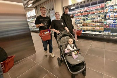 Andreas Mothes mit ihrem Lebensgeführten und zwei Kindern beim Erkunden des Sortimentes. Breite Gänge findet sie gut.