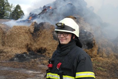 Tom Vogel von der Arraser Feuerwehr ist nach einer kurzen Nacht für die Brandwache eingeteilt.