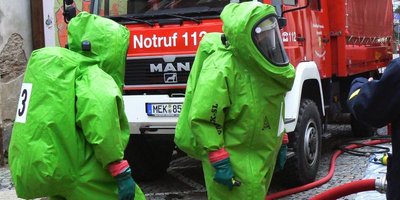 
              <p class="artikelinhalt">Unter Vollschutz bargen Wehrleute das mit Gift gefüllte Gefäß. Nach dem Einsatz ging's Richtung "Waschkabine" zu Dekontaminieren. </p>
            