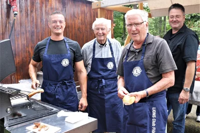 Grillen ist Männersache: Lions-Chef Eric Engelstädter, Udo Schmidt, Lothar Hofmann und Silvio Freitag (v.l.) waren beim Frühschoppen in Augustusburg für die herzhaften Speisen zuständig.