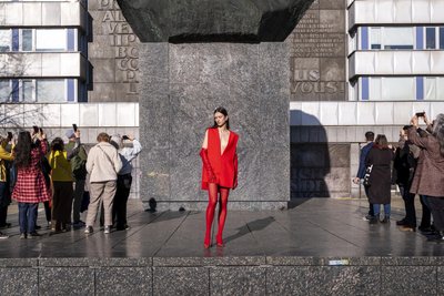 Rote Socken vor sozialistischem Denker: Das Model trägt ein Kleid von Sportmax und Strumphosen von Falke. Die Reisegruppe mit Menschen aus 14 Nationen im Hintergrund war zufällig da und machte bereitwillig beim Shooting mit.