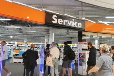 Vor dem Saturn in der Galerie Roter Turm warteten die Fans auf den Verkaufsstart der Nintendo Switch 2.