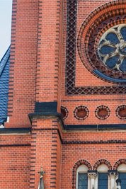 Petrus und Paulus gehören eigentlich ans Portal der Kirche, verwaist sind nun ihre Podeste.