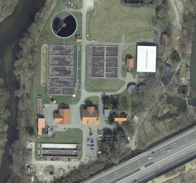 Wie hier im Falle der Kläranlage Frankenberg wurden im Auftrag des Wasserzweckverbandes ZWA per Flugzeug von allen Grundstücken Luftaufnahmen gemacht, um die versiegelten Flächen genau berechnen zu können. Doch die Splittung in Abwasser- und Niederschlagsgebühr ist vorerst vom Tisch.