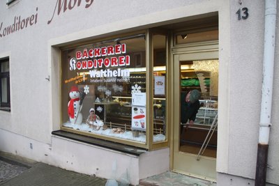 Ein unbekannter Einbrecher hat in der Nacht zu Samstag die Glasscheibe der Eingangstür zur Bäckerei Walthelm in Erdmannsdorf eingeschlagen.