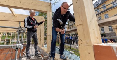 Den symbolischen Nagel schlug Vizepräsident René Klessing ins Holz, hinter ihm Hans-Herbert Luderer