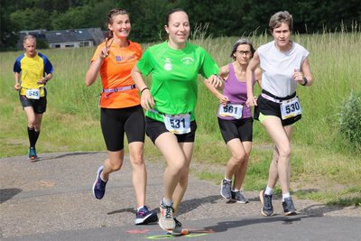 Christina Würker, Amy Morgenstern, Katrin Winkler und Kerstin Möbius (vorn, v.l.) waren über 5 km unterwegs.
