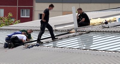 Ursachenforschung auf dem Turnhallendach der Berufsschule: Arbeiter haben am Dienstag die schadhaften Stellen untersucht.
