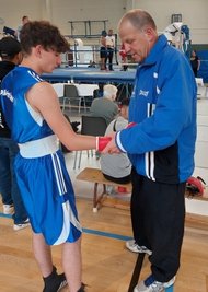 Georgi Khvergelidze (l.) von Pama Freiberg, mit Trainer Gerd Mecke (r.), boxte in Chemnitz. 