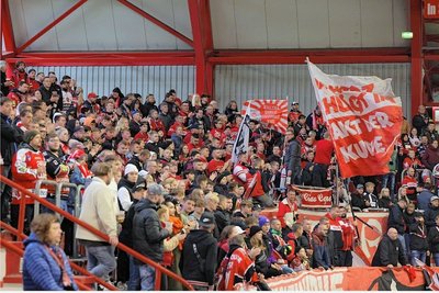 Rettungskräfte und Feuerwehrleute dürfen sich am 5. Februar mit Freikarten unter die Fans im Sahnpark mischen. 