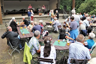 Beim Frühschoppen am Sonntag auf der Waldbühne Augustusburg wurde nicht nur der Musik gelauscht, sondern auch getanzt.