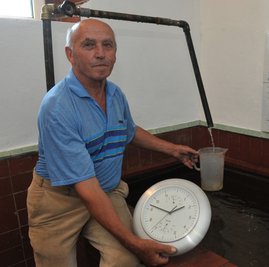 Gerhart Fritzsch und seine sogenannte gefasste Quelle - das Grundwasser fließt aus einem Rohrsystem.