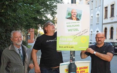 Um es dem "Dritten Weg" mit ihren "Hängt die Grünen"-Plakaten so schwer wie möglich zu machen, wollen die Bündnisgrünen in Zwickau weitere eigene Plakate anbringen. Martin Böttger, Jörg Banitz und Wolfgang Wetzel (von links) fingen am Dienstagabend in der Spiegelstraße damit an.