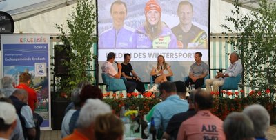 Rund zweieinhalb Stunden plauderte Drebachs Bürgermeister Jens Haustein mit Eric Frenzel, Jenny Nowak und Francesco Friedrich (v. l.). Die Zuschauer lauschten gespannt den Erzählungen der Sportler. 