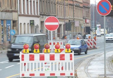 Seit Mitte Oktober ist die Limbacher Straße wegen eines einsturzgefährdeten Gebäudes nahe der B 95 halbseitig gesperrt. Foto: Andreas Seidel 
