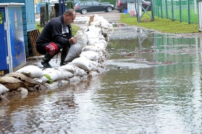 Mit Sandsäcken rüsten sich derzeit viele für den Ernstfall