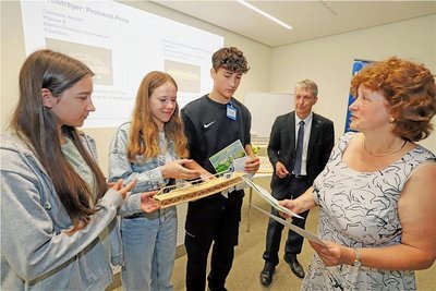 Coralie Beer, Daria Zashchelkina und Moritz Schreiter (v.l.) aus Annaberg-Buchholz werden für das beste Protokoll prämiert.