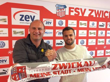 Fußball-Drittligist FSV Zwickau hat am Mittwoch den 22-jährigen Angreifer Fabian Eisele (r.) verpflichtet.