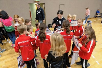 Ema Hrvatin war nach dem jüngsten Bundesliga-Heimspiel gegen die HSG Blomberg-Lippe von Autogrammjägern umringt. Sie hatte an dem Tag sechs Tore für den BSV Sachsen Zwickau erzielt. 