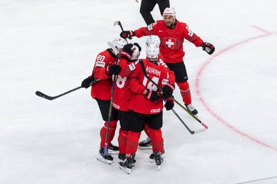 Christoph Bertschy trifft zum 1:0 für die Schweiz im WM-Halbfinale gegen Norwegen.