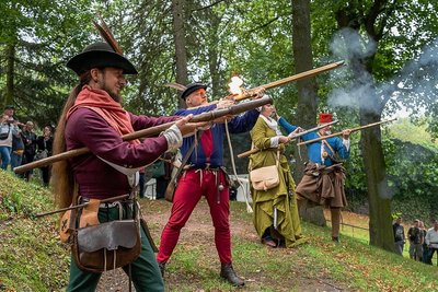 Die Ehrbare Mannschaft des Vogtlandes, (von links) Daniel Klötzer, Rico Ehlert, Sina Klausnitz und Steffen Kretzschmar, lässt auch diesmal Stangenbüchsen und eine Kanone im Burggarten donnern.