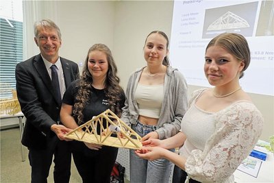 Linda Reichel, Laura Meyer und Lena Klotz (v.r.) aus Annaberg-Buchholz erhielten von Prof. Horst Biermann den Mädchenpreis.