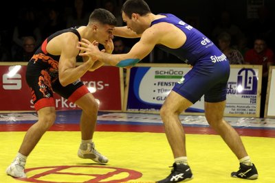 Bild: Oleksandr Kuruch (rechts) unterlag im Vorjahr beim Kampf in Thalheim gegen Dennis Aleksandryuk (Bild), der inzwischen im Markneukirchner Zweitligateam kämpft. Diesmal siegte der Ukrainer gegen Florian Pohl mit 8:0 Punkten.