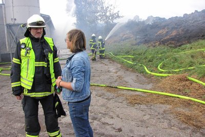 Der Einsatzleiter der Tagschicht, Uwe Lübke, bespricht die Lage mit Bürgermeisterin Sandra Fischer.