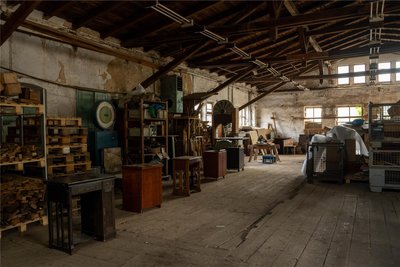 Die alte Mynettfabrik in Oberschaar bietet für das ehrgeizige Vorhaben reichlich Platz. Deshalb werden dort auch in den nächsten Wochen weiter alte Nähmaschinen aufgearbeitet.