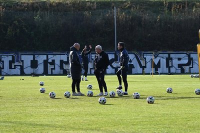 Vor dem Training gemeinsam im Gespräch: Sportgeschäftsführer Matthias Heidrich (links), Cheftrainer Pavel Dotchev und Mannschaftskapitän Martin Männel (rechts).