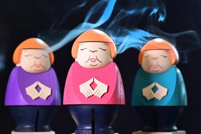 Bundeskanzlerin Angela Merkel als Räucherfigur aus der Werkstatt der Seiffener Volkskunst.