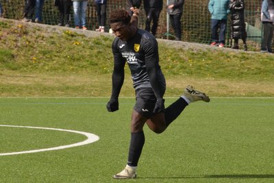 Mit einem gefühlvollen Freistoß erzielte Oelsnitz‘ Lamin Badjie das zwischenzeitliche 2:0.