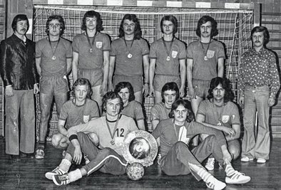 Die Zwickauer A-Jugend als DHV-Pokalsieger 1977. Hinten von links: Mannschaftsleiter Hans Siegfried Vogel, Stefan Heißig, Detlef Schwarz, Uwe Bruns, Frank Herbert, Lutz Seifferth, Trainer Manfred Wolf. Knieend von links: Detlev Freyhoff, Steffen Winkelmann, Ralf Brunzel, Mario Deininger. Sitzend von links: Klaus Richter, Bernd Hertel. 