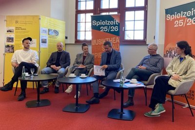 Stellten den neuen Spielplan vor: Schauspiel-Dramaturg Kornelius Luther (von li.), Ballettdirektor Sergei Vanaev, Chef-Dramaturgin Christina Schmidt, Generalintendant Dirk Löschner, Operndirektor Horst Kupich und Ulrike Sorge, künstlerische Leiterin JUPZ.