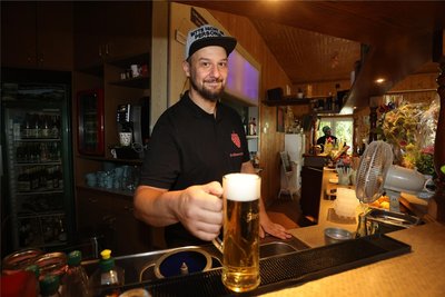 Stets mit einem Lächeln hinterm Tresen: Mitarbeiter Philipp Berg ist festangestellt. Der gewaltige Andrang zur Eröffnung hat ihn völlig überrascht.
