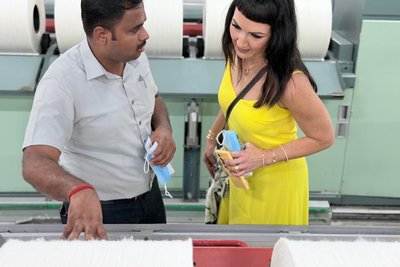 Mareen Götz, Geschäftsführerin von Vowalon aus Treuen im Vogtland, während der Indien-Reise.