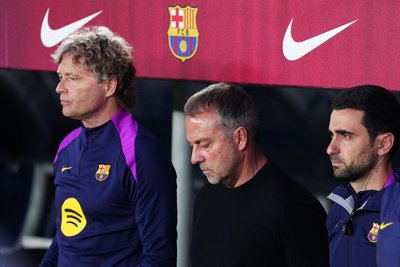 Barcelonas Trainer Hansi Flick (M) trauert um seinen Vater.